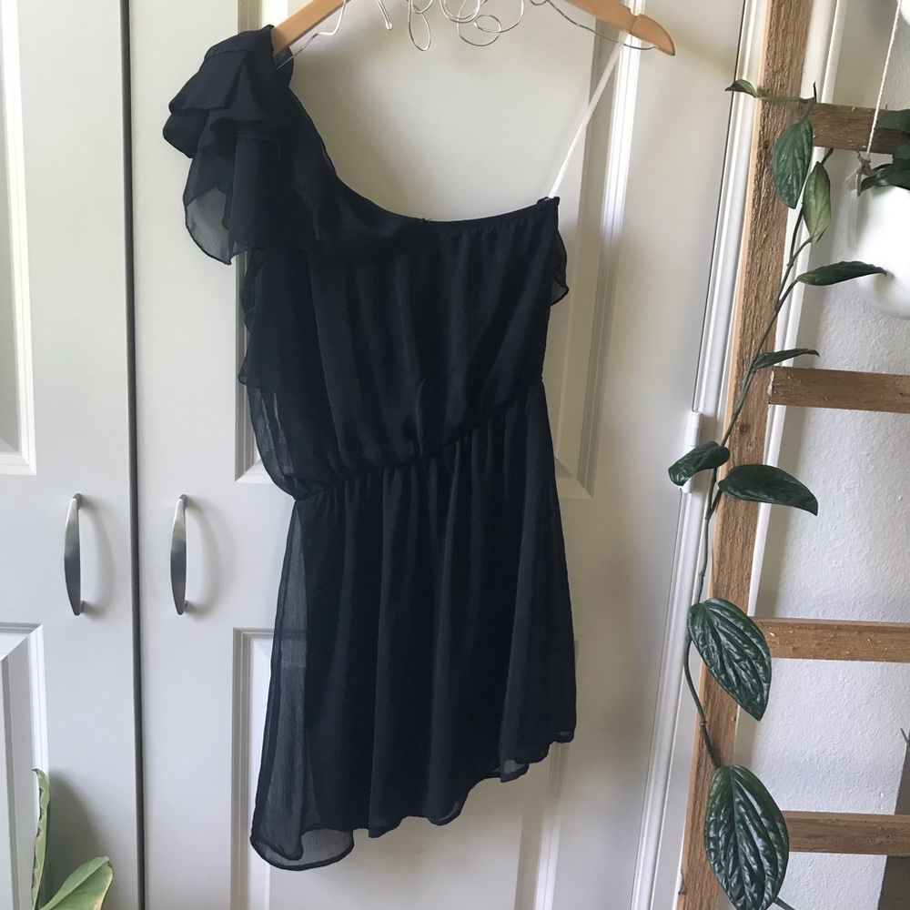 Cute black one shoulder Dress M